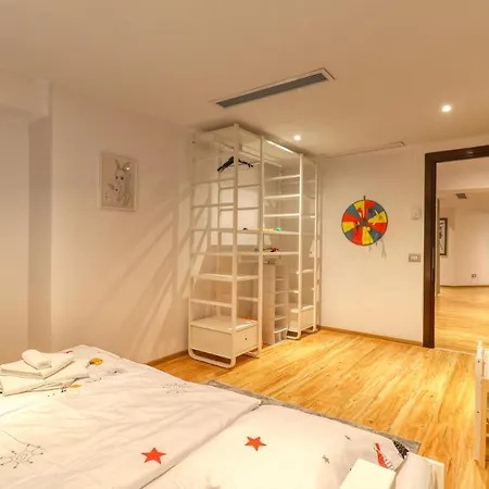Luxurious 3 Bedroom In Herastrau Apartmán