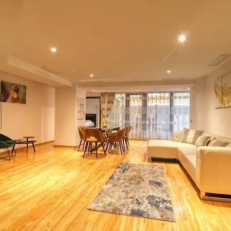 Luxurious 3 Bedroom In Herastrau بوخارست