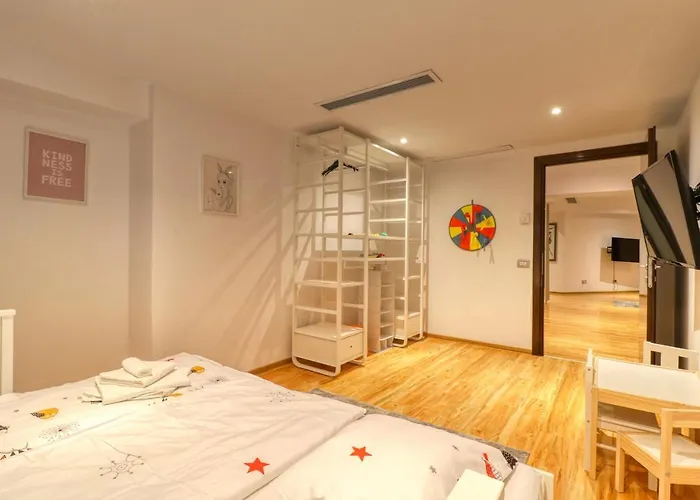 Luxurious 3 Bedroom In Herastrau Apartmán